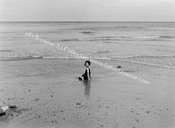 LITTLE GIRLS SWIMMING